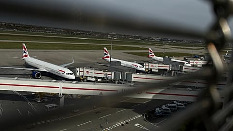  Самолеты стоят на стоянке у терминала 5 в аэропорту Хитроу в Лондоне.