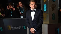 El actor Leonardo DiCaprio posa para las fotos a su llegada a los Premios BAFTA 2016 en la Royal Opera House de Londres, el domingo 14 de febrero de 2016.