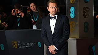 Aktör Leonardo DiCaprio, 14 Şubat 2016 Pazar günü Londra'daki Kraliyet Opera Binası'nda düzenlenen 2016 BAFTA Ödülleri törenine gelirken fotoğraf çektiriyor.