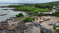 Boote liegen am Strand von Veracruz, Panama, nachdem Fischer sie als Vorsichtsmaßnahme nach einer Tsunami-Warnung aus dem Wasser geholt hatten, die nach einem Erdbeben vor der Küste Russlands ausgegeben wurde.