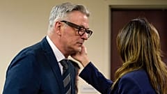O ator Alec Baldwin aproxima-se da sua mulher Hilaria durante o seu julgamento, a 11 de julho de 2024, em Santa Fé, N.M. 