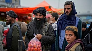 مردم در حال خرید یک روز پیش از عید قربان در بازار کابل، افغانستان 
