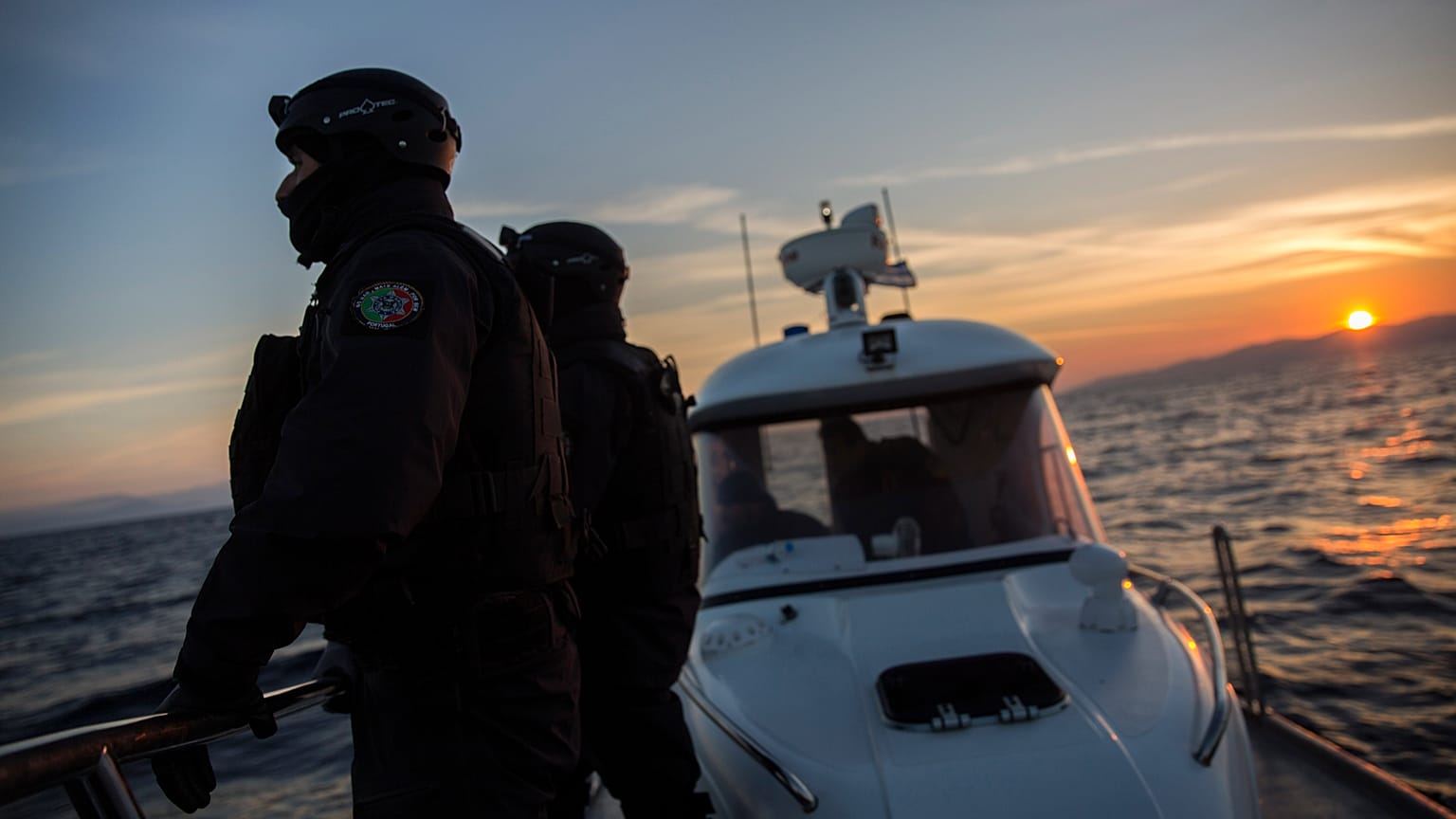 Agenti di Frontex, l'agenzia europea per la protezione delle frontiere, impegnati in un pattugliamento vicino all'isola greca di Lesbo