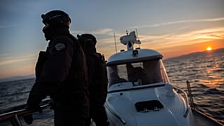 Agenti di Frontex, l'agenzia europea per la protezione delle frontiere, impegnati in un pattugliamento vicino all'isola greca di Lesbo