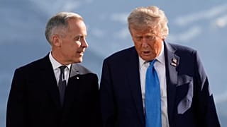 Kanada Başbakanı Mark Carney, 16 Haziran 2025 tarihinde Kanada'da düzenlenen G7 Zirvesi'nde bir grup fotoğrafı çektirmeden önce Başkan Donald Trump ile görüşüyor.