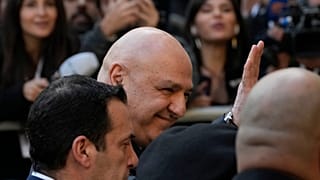 الرئيس اللبناني جوزيف عون يبتسم ويلوح للصحفيين لدى وصوله إلى البرلمان اللبناني لأداء اليمين الدستورية رئيسًا جديدًا، في بيروت، لبنان، الخميس 9 يناير/كانون الثاني 2025.