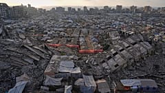 Ein Zeltlager für vertriebene Palästinenser erstreckt sich zwischen den Ruinen von Gebäuden, die durch israelische Bombardierungen im Westen von Gaza-Stadt zerstört wurden, 21. Juni 2025