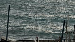 Ein Mann geht am Meeresufer entlang, während ein Lautsprecher die Evakuierung des Gebiets als Vorsichtsmaßnahme für den Fall eines Tsunamis in Valparaiso, Chile, am Mittwoch, 30. Juli 2025, ankündigt.
