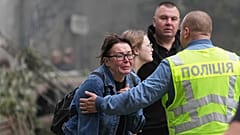 Frauen reagieren vor einem zerstörten Wohnhaus nach einem russischen Raketenangriff in Kyjiw, Ukraine, Donnerstag, den 31. Juli 2025.