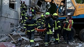 Les sauveteurs travaillent sur le site d'une attaque de missile russe à Kyiv, Ukraine, jeudi 31 juillet 2025