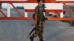 جندي من الجيش اللبناني يحرس نقطة تفتيش على معبر الناقورة الحدودي اللبناني في جنوب لبنان، الثلاثاء 1 يونيو/ حزيران 2010.