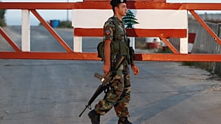 جندي من الجيش اللبناني يحرس نقطة تفتيش على معبر الناقورة الحدودي اللبناني في جنوب لبنان، الثلاثاء 1 يونيو/ حزيران 2010.