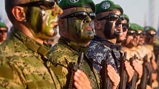 A horvát hadsereg különleges alakulatának katonái a horvátországi szerb lázadást leverő "Vihar hadművelet" 20. évfordulója alkalmából rendezett katonai parádén Zágrábban, Tu