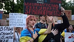 Διαδηλωτές διαμαρτύρονται για το νομοσχέδιο που πρότεινε ο πρόεδρος Ζελένσκι για την αποκατάσταση της ανεξαρτησίας των υπηρεσιών καταπολέμησης της διαφθοράς, 24 Ιουλίου 2025.