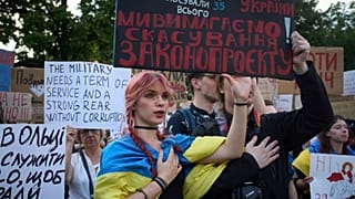 Manifestantes protestan contra un proyecto de ley propuesto por el presidente Volodymyr Zelenskyy que restablece la independencia de los organismos anticorrupción del país en Kiev, 24 de julio de 2025.