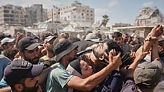 عزاداران، جسد یک مرد فلسطینی را که هنگام تلاش برای رسیدن به کامیون‌های امدادرسانی از طریق گذرگاه زیکیم تشییع می کنند، پنجشنبه ۳۱ ژوئیه ۲۰۲۵