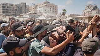 عزاداران، جسد یک مرد فلسطینی را که هنگام تلاش برای رسیدن به کامیون‌های امدادرسانی از طریق گذرگاه زیکیم تشییع می کنند، پنجشنبه ۳۱ ژوئیه ۲۰۲۵
