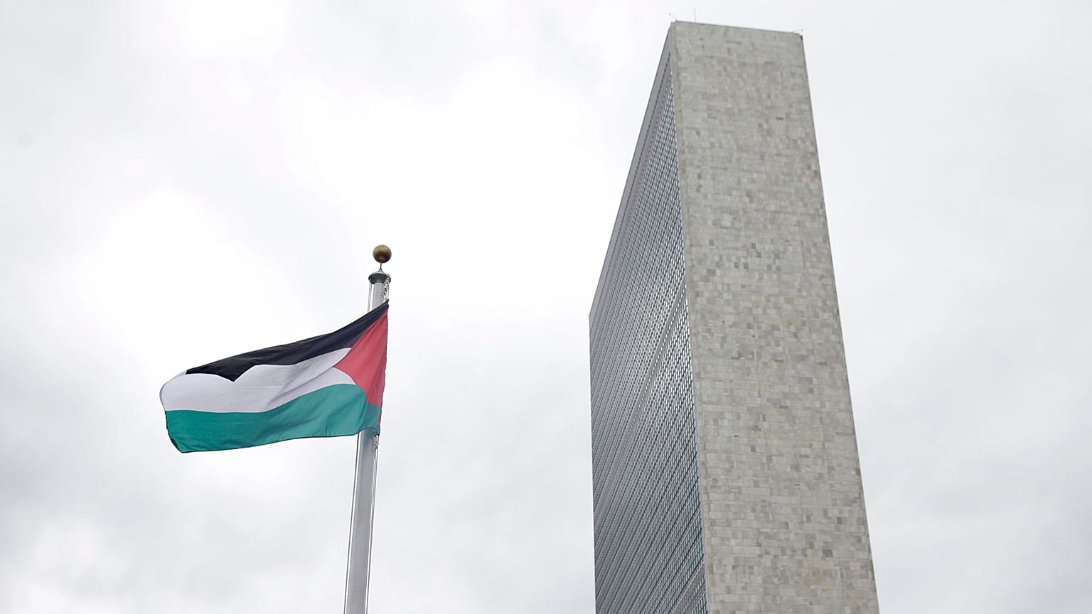 پرچم فلسطینی که برای اولین بار در مقر سازمان ملل متحد به اهتزاز درآمد، ۳۰ سپتامبر ۲۰۱۵.
