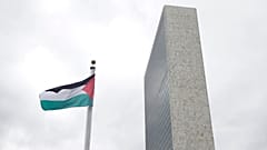 پرچم فلسطینی که برای اولین بار در مقر سازمان ملل متحد به اهتزاز درآمد، ۳۰ سپتامبر ۲۰۱۵.