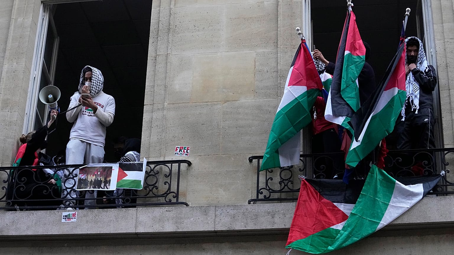 طلاب جامعة يعرضون الأعلام الفلسطينية في باريس الجمعة 26 نيسان / أبريل 2024.