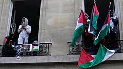 طلاب جامعة يعرضون الأعلام الفلسطينية في باريس الجمعة 26 نيسان / أبريل 2024.
