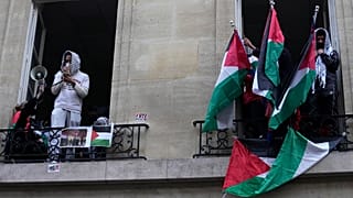 طلاب جامعة يعرضون الأعلام الفلسطينية في باريس الجمعة 26 نيسان / أبريل 2024.