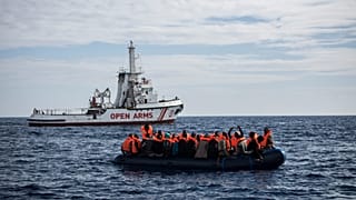 Μετανάστες σε σχεδία με φόντο το πλοίο Open Arms. 64 χλμ. από τις ισπανικές ακτέςI (αρχείο magen (11 Οκτωβρίου 2018).