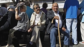 Des retraités se reposent dans une gare routière lors d'une manifestation contre l'austérité à Athènes. 28 sept. 2011.