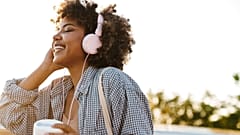 Una mujer escucha música.