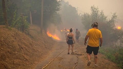 SCREENSHOT - Fire sparks panic in A Cañiza with a hundred homes under lockdown