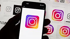 Az Instagram logója egy mobiltelefonon látható 2022-ben.