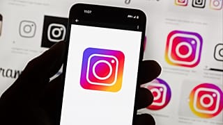 Az Instagram logója egy mobiltelefonon látható 2022-ben.