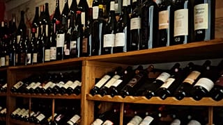 Só em França, a indústria do vinho e das bebidas espirituosas sustenta cerca de 550 000 postos de trabalho em toda a sua cadeia de valor.