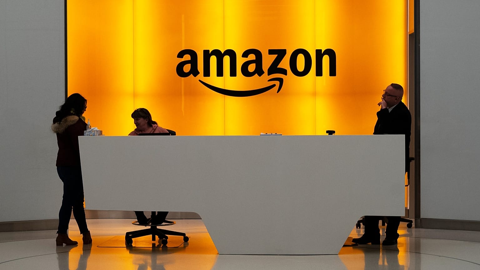 İnsanlar New York'taki Amazon ofisinin lobisinde beklerken, Şubat 2019