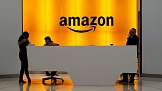 İnsanlar New York'taki Amazon ofisinin lobisinde beklerken, Şubat 2019