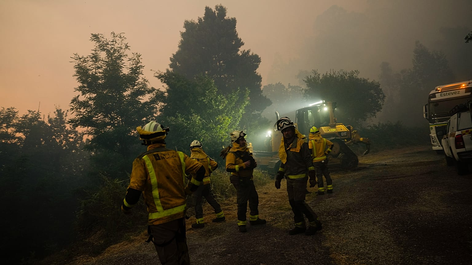 Efectivos anti incendios, en el lugar del incidente
