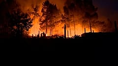 SCREENSHOT - Bewohner evakuiert, während Feuerwehrleute weiterhin gegen Waldbrände in Portugal kämpfen