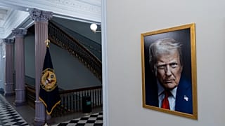 O novo retrato oficial do Presidente Donald Trump está pendurado no Edifício do Gabinete Executivo Eisenhower no campus da Casa Branca, segunda-feira, 2 de junho de 2025, em Washington.