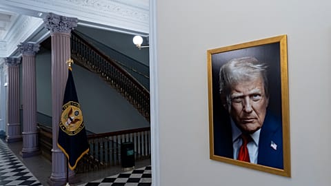 Nowy oficjalny portret prezydenta Donalda Trumpa wisi w Eisenhower Executive Office Building na kampusie Białego Domu, w poniedziałek, 2 czerwca 2025 r., w Waszyngtonie.