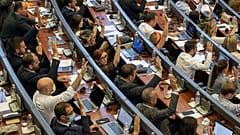 DATEI: Abgeordnete des Kosovo stimmen während der Parlamentssitzung in Pristina ab, 7. Juli 2021