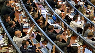 DOSYA: Kosova milletvekilleri Priştine'deki parlamento oturumunda oy kullanırken, 7 Temmuz 2021