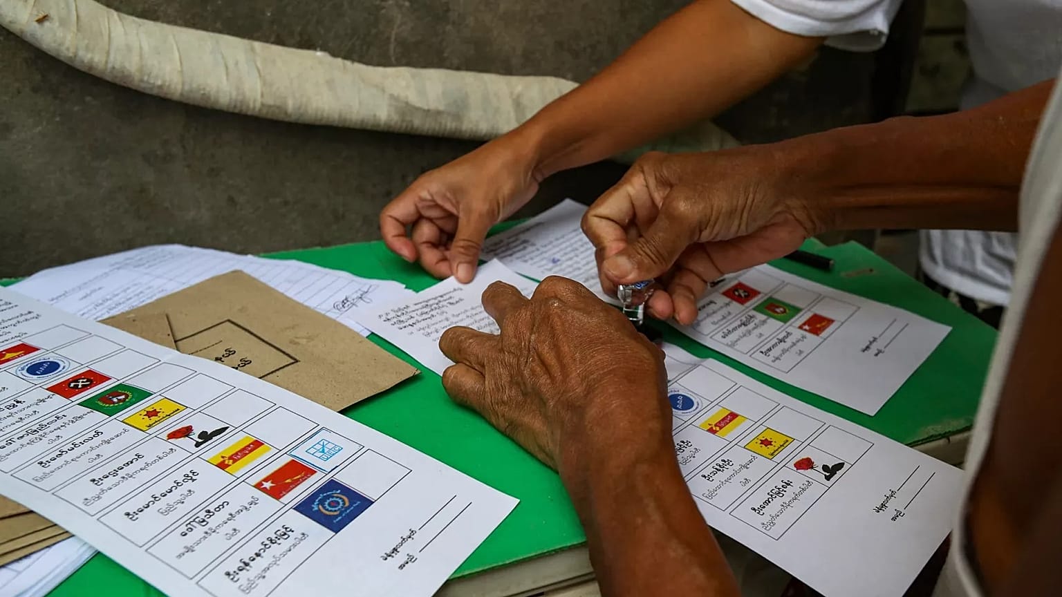 Um homem vota para as próximas eleições gerais na sua residência, nos arredores de Rangum, a 29 de outubro de 2020