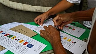 Um homem vota para as próximas eleições gerais na sua residência, nos arredores de Rangum, a 29 de outubro de 2020
