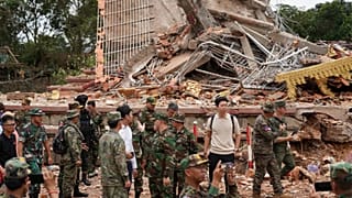 Uma delegação de militares e diplomatas de 13 países visita um pagode budista danificado no Camboja, 30 de julho de 2025