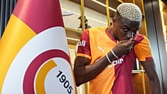 Victor Osimhen, Galatasaray logosunu öperken, 31 Temmuz 2025