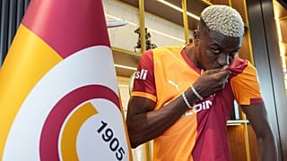Victor Osimhen, Galatasaray logosunu öperken, 31 Temmuz 2025