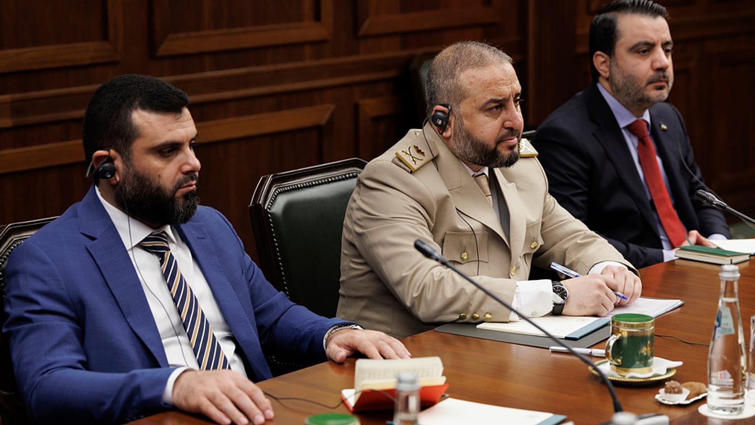 وزير الدفاع السوري مرهف أبو قصرة، ووزير الخارجية السوري أسعد الشيباني  يحضران اجتماعًا مع وزير الدفاع الروسي أندريه بيلوسوف في موسكو