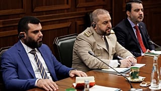 وزير الدفاع السوري مرهف أبو قصرة، ووزير الخارجية السوري أسعد الشيباني  يحضران اجتماعًا مع وزير الدفاع الروسي أندريه بيلوسوف في موسكو