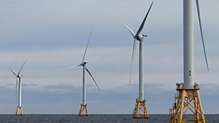 Turbinas en funcionamiento en el parque eólico de Block Island, el 7 de diciembre de 2023, frente a la costa de Block Island, Rhode Island.