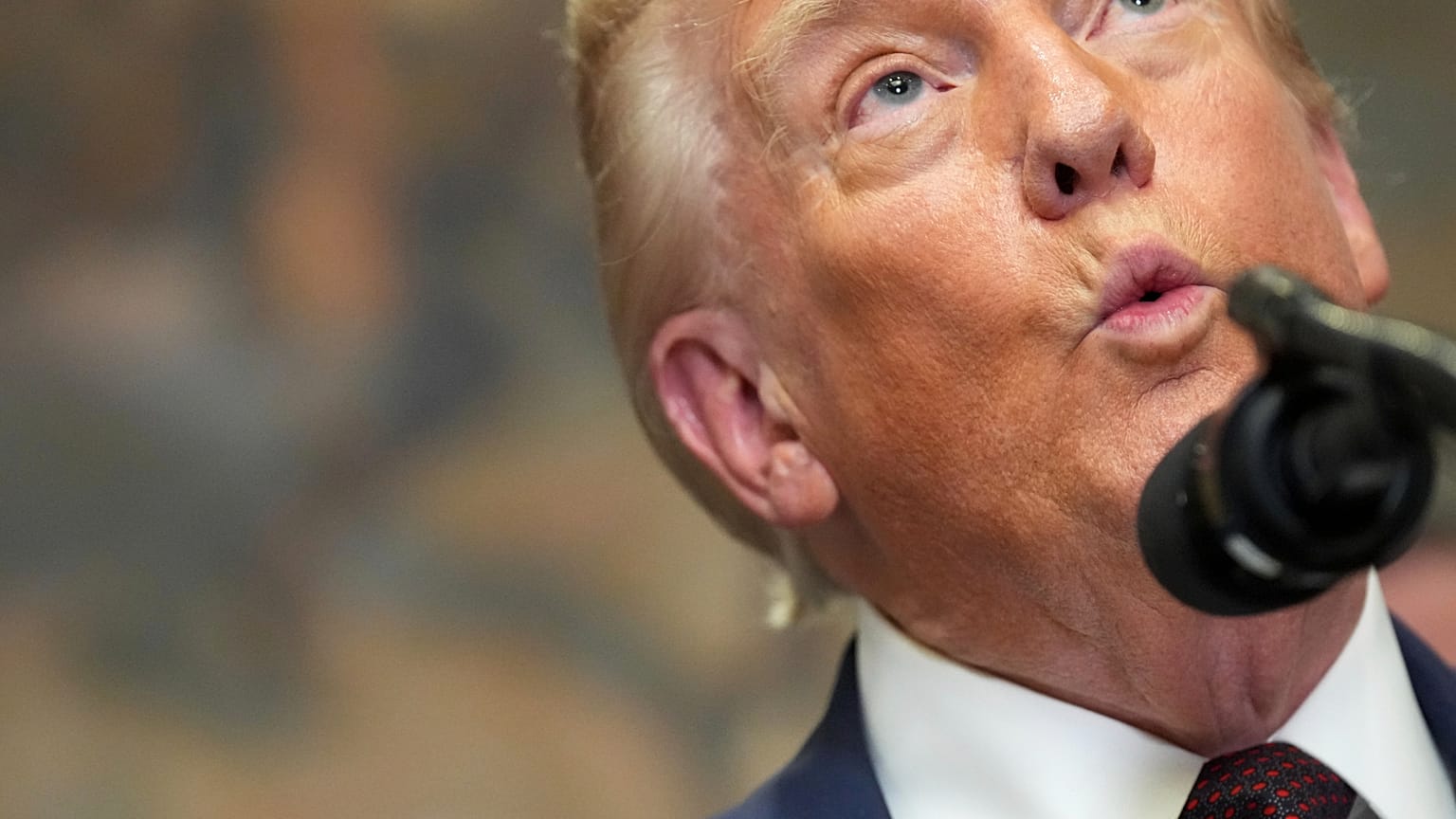 Başkan Donald Trump, 31 Temmuz 2025 Perşembe günü, devlet okullarında Başkanlık Uygunluk Testini yeniden başlatan bir kararnameyi imzalamak üzere düzenlenen bir etkinlik sırasında konuşuyor.